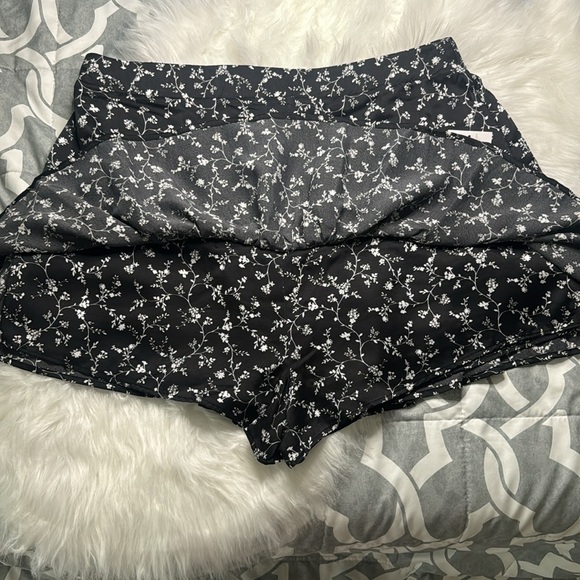 Plus size Black floral skort - Picture 5 of 5